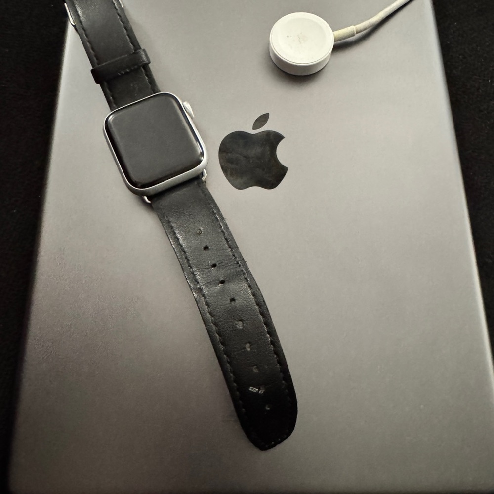 Apple Watch SE (1st gen) Aluminum 40MM Cellular w/ Black Leather Band & Stand